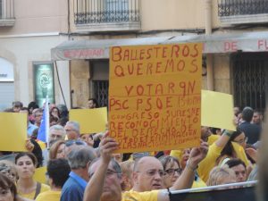 La pancarta que feia feia referència a Ballesteros i el Congreso de Suresnes.