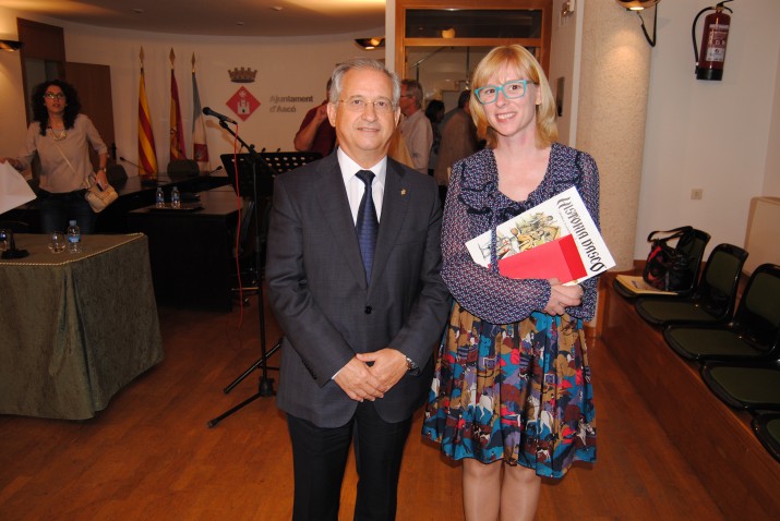 La periodista del 'Fet a Tarragona', Anna Plaza, amb l'alcalde d'Ascó, Rafael Vida, en l'acte de lliuraments dels premis de periodisme Carmel Biarnés 