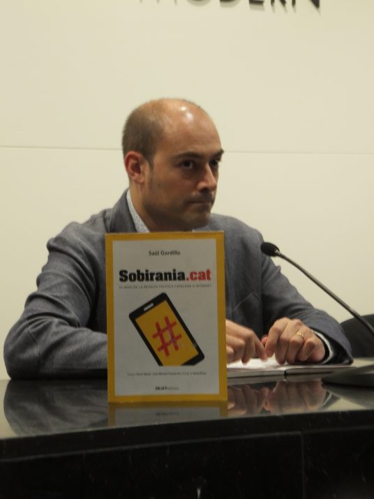 El periodista Saül Gordillo en la presentació del seu llibre 'Sobirania.cat' a Tarragona 