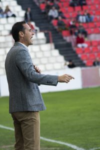 Vicente Moreno va intentar corregir el rumb del partit aquest cop sense massa fortuna. Foto: Nàstic