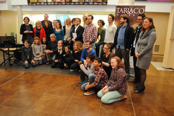 L'equip d'Amics de pedra al vestíbul del teatre Tarragona