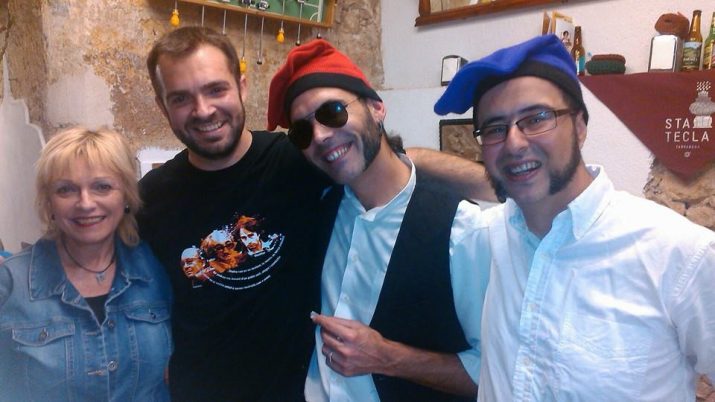 Ignasi Melià "El Meli" (segon per l'esquerra), acompanyat de la seva mare, Montserrat Roig, i Xavi Pallaretti i Franki Nero dels Ganja Nights, el dia que van enregistrar el videoclip de "Volem votar".  