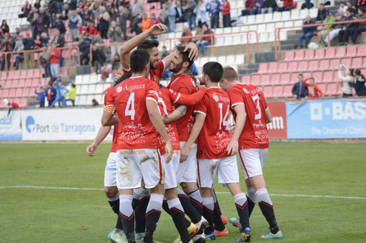 Pinya grana a la celebració del segon gol fet per Marcos. Foto:Nàstic
