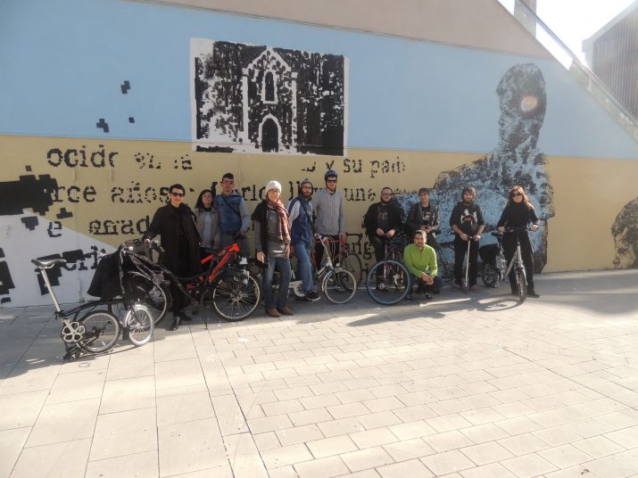 Fotografia final dels participants de la ruta, al carrer Vapor. Al darrere, el mural fet per l'artista Aureol Sanz.