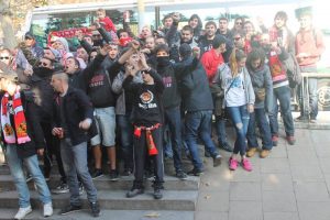 Aficionats grana abans d'entrar al camp. Foto:Tomàs Cremades