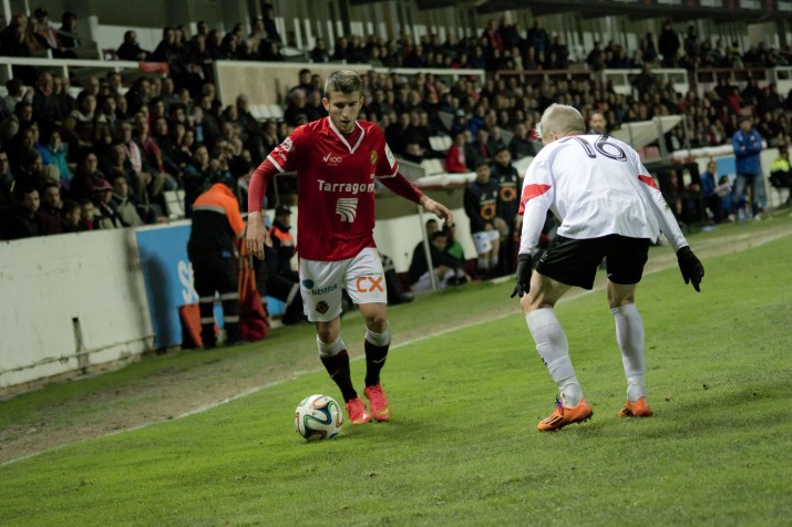 Gerard Valentí intenta encarar a Javi Martínez. Fins fa poc companys al Nàstic. Foto:Nàstic