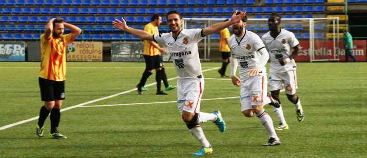 David Rocha celebra el gol mirant cap a l'afició del Nàstic. Foto:Nàstic