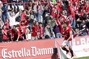Pablo Marí celebra el gol amb l'afició. Foto:Nàstic