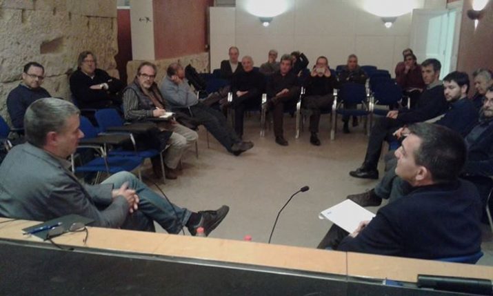 Pau Ricomà conversa amb Ricard Lahoz en la trobada organitzada pel Col·legi d'Arquitectes (foto: ERC) 