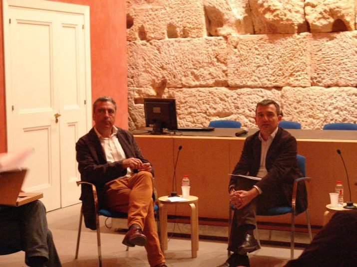 Albert Abelló, amb el director del FET a TARRAGONA, Ricard Lahoz, conductor de l'entrevista a la seu del Col·legi d'Arquitectes 