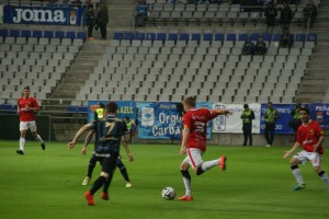 Una imatge del partit amb la grada del Nuevo Carlos Tartiere buida. Foto: Nàstic