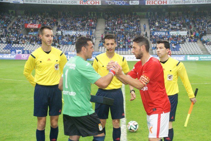 El veterà Esteban amb 40 anys i David Rocha van ser els capitans del partit. Foto: Nàstic