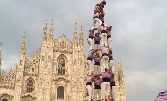 Quatre de vuit de la Colla Jove, davant el Duomo de Milà (foto: La Xarxa) 