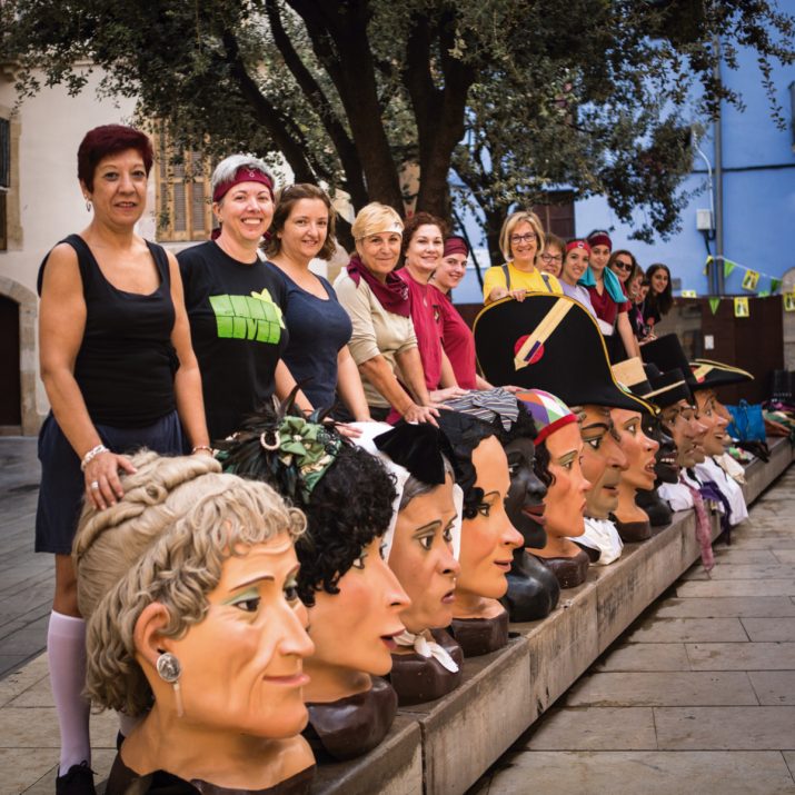 Dones portants dels Nanos Vells el matí del 23 de setembre en l'Anada a Ofici (foto: DAVID OLIETE) 