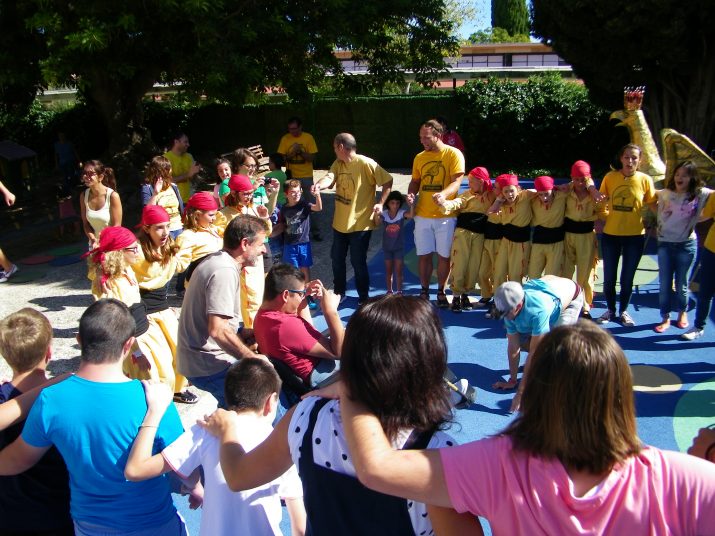 L'aligueta de Tarragona amb els nens i nenes de l'escola Solc (foto: cedida) 