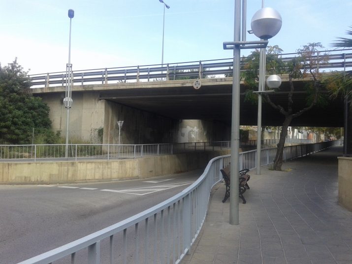 El pont de l'autovia A-7 travessa el carrer Rovira i Virgili, separant el centre de la ciutat de Tarragona II i la zona del cementiri 