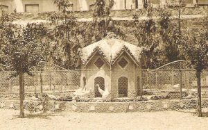 Caseta dels ànecs al jardí de l'antic col·legi del Sagrat Cor (foto cedida per les autores) 