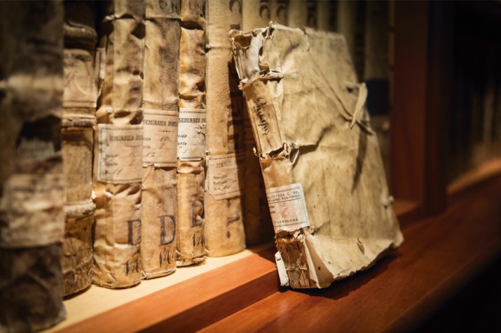 Llibres molt antics a la Biblioteca del Seminari de Tarragona (foto: DAVID OLIETE) 