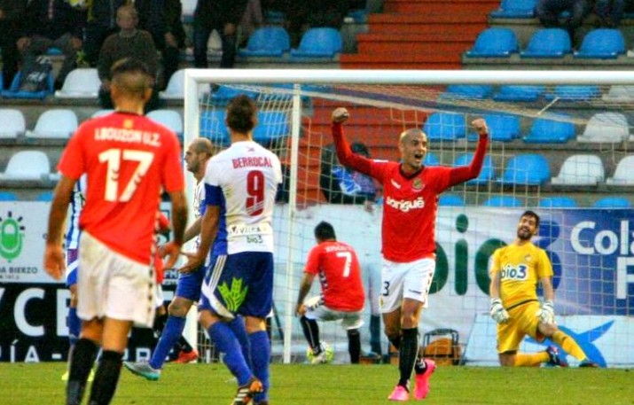 Tejera alça els braços després del gol de l'empat d'Àlex López. El 2 a 2 final va deixar regust agradolç tot i la remuntada. Foto: LFP