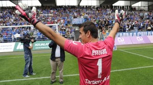 El veterà porter de l'Oviedo, Esteban 40 anys, va deixar la porteria a zero gràcies al poc encert grana. Foto:Real Oviedo