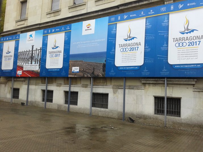 Cartells promocionals dels Jocs Mediterranis a la façana lateral del Banc d'Espanya 
