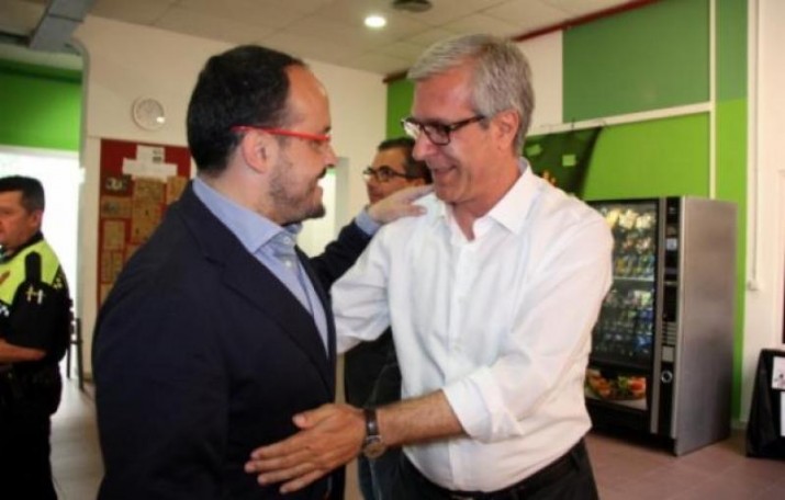 Alejandro Fernández i Josep Fèlix Ballesteros se saluden en un col·legi electoral (foto: ACN) 
