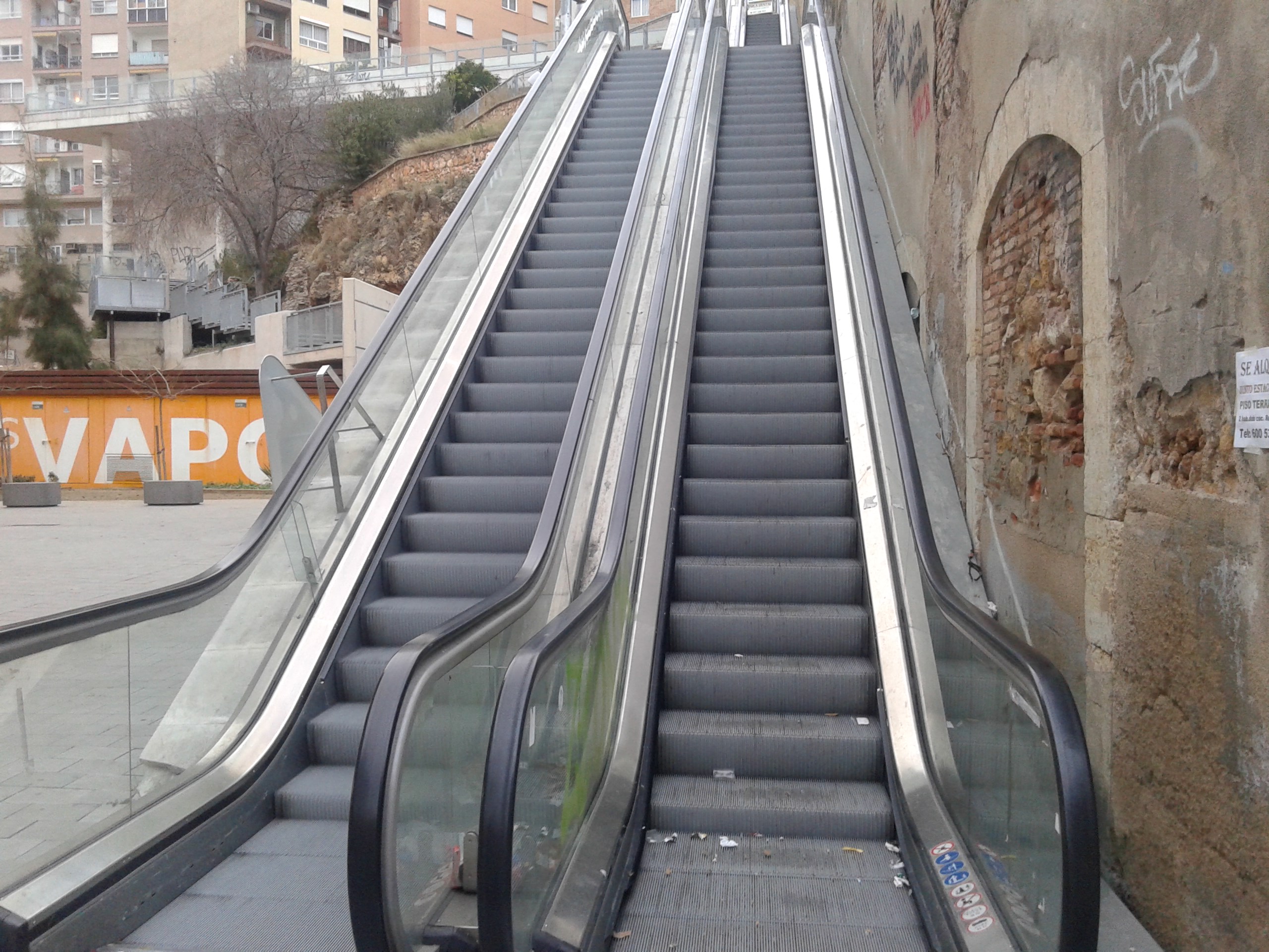 Un tram de pujada de les escales mecàniques del carrer Vapor no funcionen des de fa més d'una setmana (foto: Fet a Tarragona) 