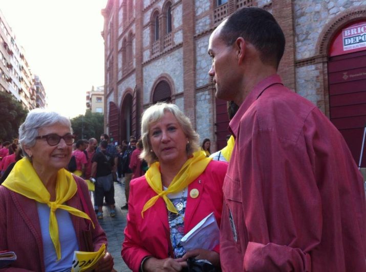 Muriel Casals amb Rosa M. Codines i Albert Cortès (ANC) a les portes de la TAP, en l'últim Concurs de Castells (foto: cedida) 