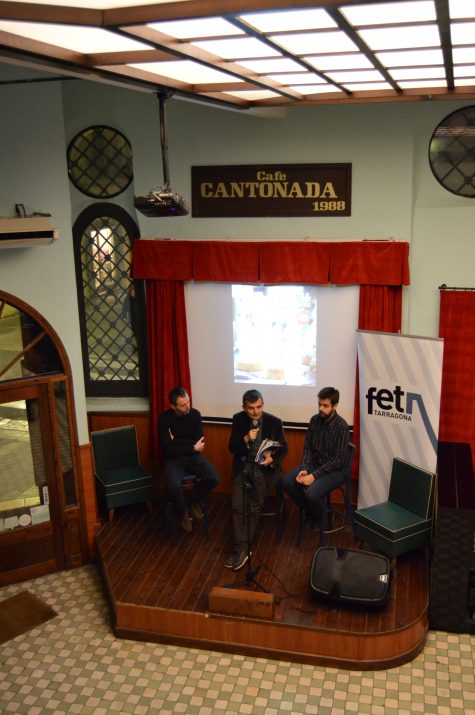 Presentació de la revista a La Cantonada, amb Josep Domingo Ferrer (esquerra) i iJordi Gracia-Sancho (dreta) amb el director del FET, Ricard Lahoz. Foto: ANNA PLAZA 
