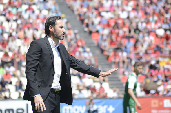 Vicente Moreno haurà de tornar a gestionar el tram final de lliga, Foto:Nàstic