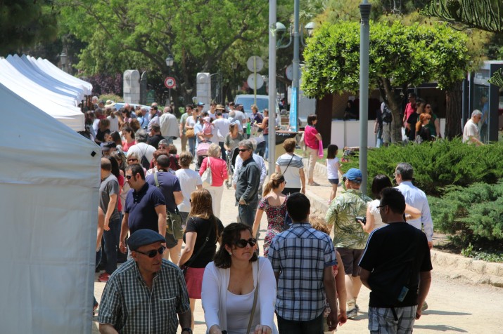Visitants a Tarraco Viva pels jardins del Camp de Mart 