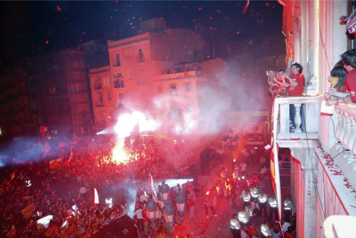 La celebració de l'ascens del Nàstic a Primera Divisió a la plaça de la Font, el juny de 2006. Foto: JUDIT FERNÁNDEZ - L'ESPORTIU 