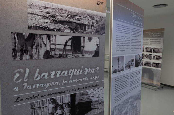 Un dels plafons amb imatges de l'exposició sobre el barraquisme a l'Arxiu. Foto: LAIA POBLADO 
