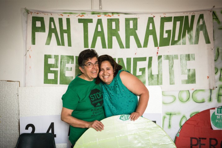 Ana González, a la dreta, al costat de la portaveu de la PAH Tarragona davant d'una pancarta. Foto: DAVID OLIETE