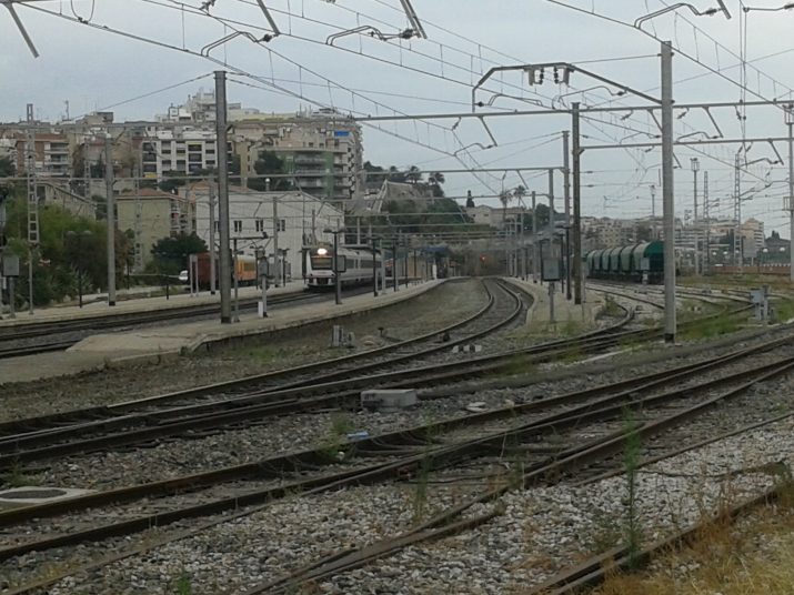 Aquests dies s'ha suprimit la via 4 de l'estació de Tarragona per poder començar les obres d'ampliació de l'andana. Foto: RICARD LAHOZ