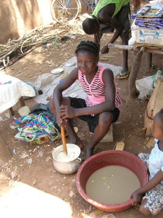Nenes d’un poblat al Senegal, on estudiants de la URV van dur a terme un projecte de salut. Foto: URV Solidària 