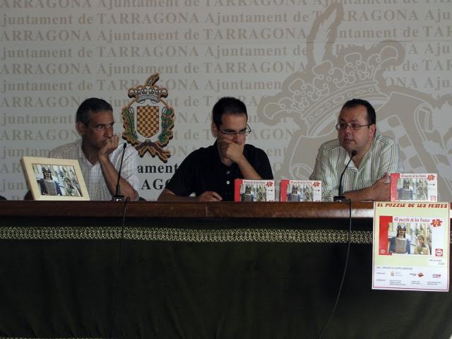 Acte de presentació del primer puzzle de les festes, el 2006, amb el regidor Carles Sala, el graller Jordi Magallón i el responsable de Repsol, Josep Bertran. Foto: CEDIDA JORDI MAGALLÓN, QUATRE GARROFERS. 