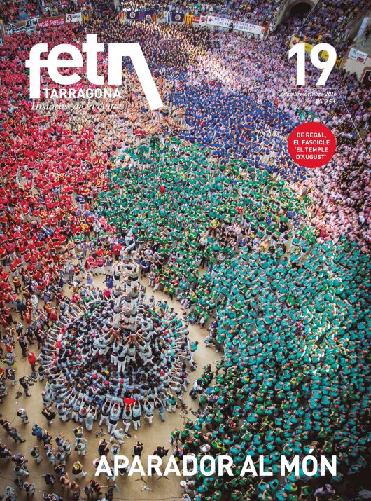 Portada del número 19 del FET a TARRAGONA. Un moment del Concurs de Castells del 2014 amb milers de persones a l'arena i les graderies. Foto: DAVID OLIETE 