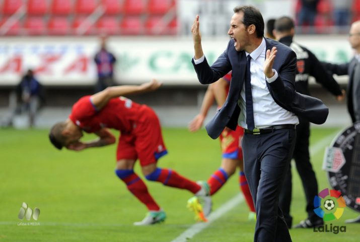 Vicente Moreno dóna instruccions al seus jugadors. Foto: LaLiga