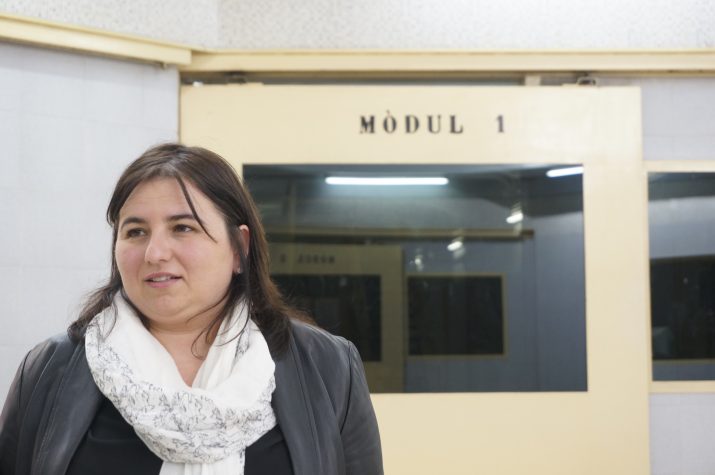 La periodista Fàtima Llambrich, al centre penitenciari obert de Tarragona, on ha presentat el llibre 'Sense cadàver'. Foto: Carla Clúa