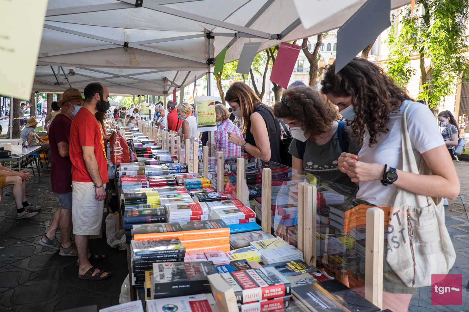 Un Sant Jordi 2021 amb llibres i roses a la Rambla | FET a TARRAGONA