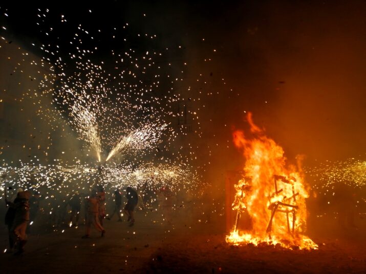 Les flames de la Crema de la Bóta amb els Diables a la vora. Foto: Tarragona Cultura/Jan Magarolas.