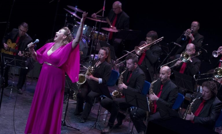 Deu anys arranjant els èxits musicals
