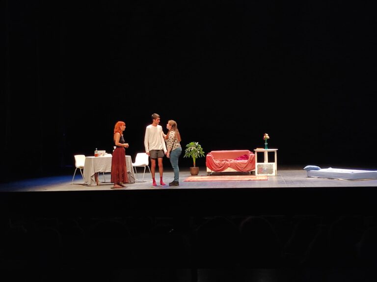 Mostra de Teatre: Ofegats en alcohol, amb Meraki Teatre