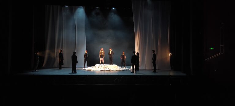 Mostra de Teatre: Crònica d’una nit de cloenda iniciàtica