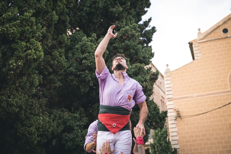 [FOTOGALERIA] Homenatge del nét a l’avi casteller