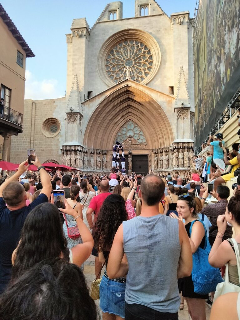 Apropar els castells als turistes